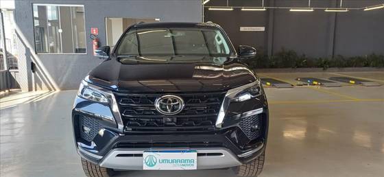 TOYOTA HILUX SW4 2.8 D-4D TURBO DIESEL SRX 7L 4X4 AUTOMÁTICO TOYOTA HILUX SW4 2.8 D-4D TURBO DIESEL SRX 7L 4X4 AUTOMÁTICO